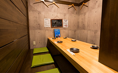 ゆったり寛げる6名様掛け掘りごたつ席